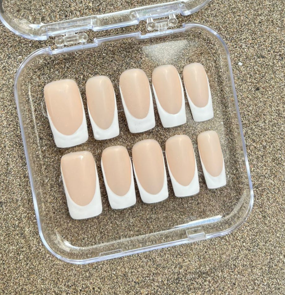 French carré beige
